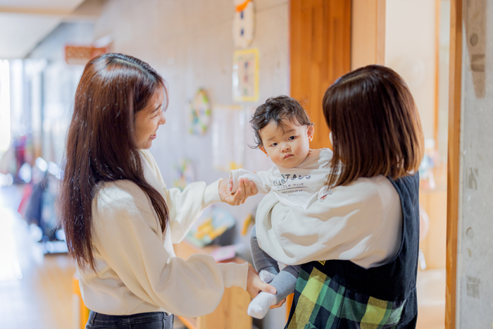 子どもを預ける様子